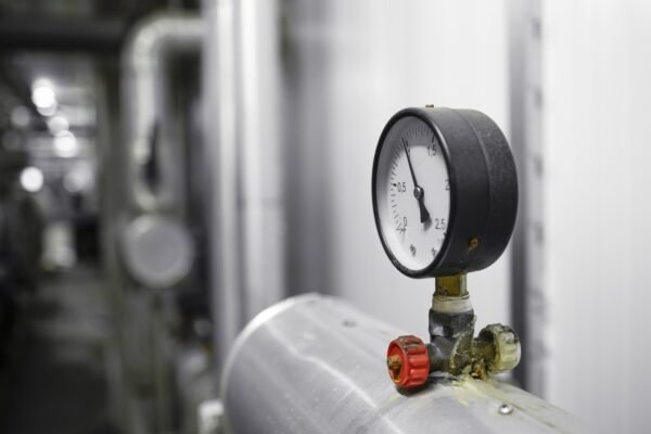 close-up-view-of-pressure-gauge-on-pipeline-in-heating-plant-min